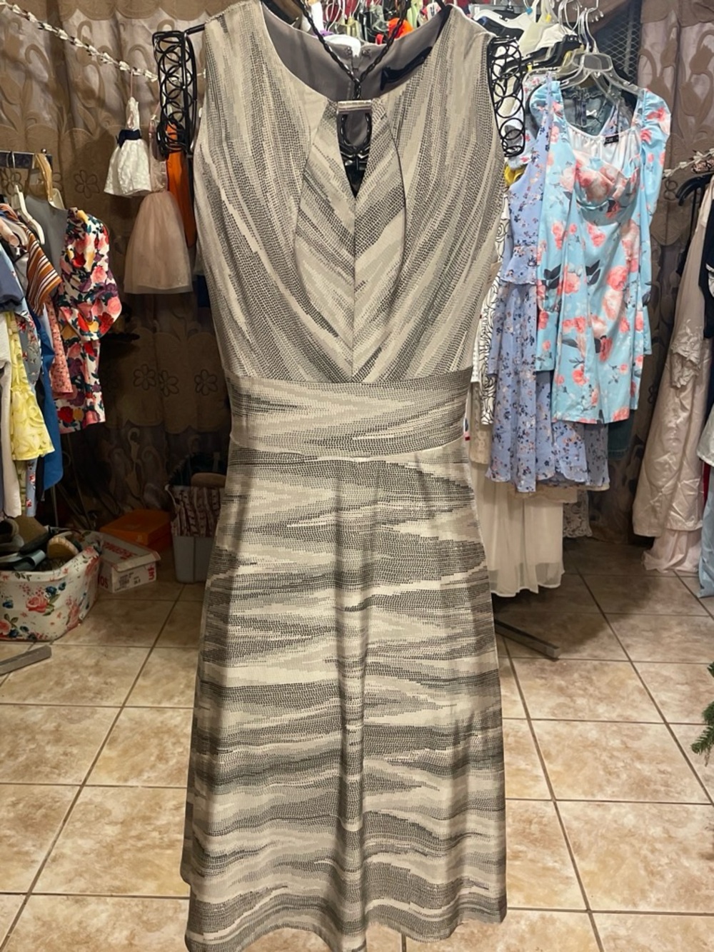 Chetta B Cream and Gray Sleeveless Midi Dress